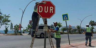 Alanya’da trafik levhası, delinatör ve boyama çalışması devam ediyor
