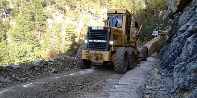 Alanya’da yağış nedeniyle  bozulan yollar onarılıyor