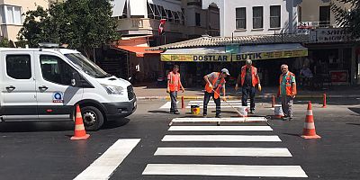 Alanya’da yaya geçitleri boyanıyor