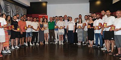 Alanya Hentbol Şenliği'nde plaketler verildi