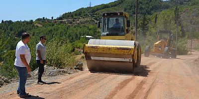 Alanya Mahmutseydi’de alt yapısı biten yola asfalt