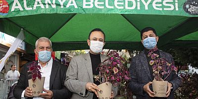 Alanya'nın fethinin 800. yılı anısına 3 bin çiçek dağıtımı yapıldı