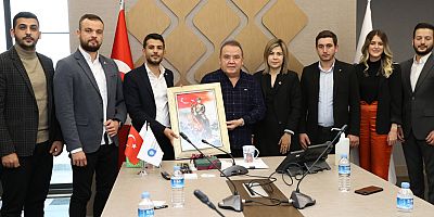 Alanyalı gençlerden Başkan Muhittin Böcek’e ziyaret