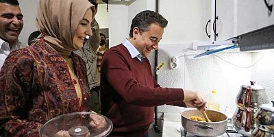 Ali Babacan, öğrenci evlerine konuk oldu