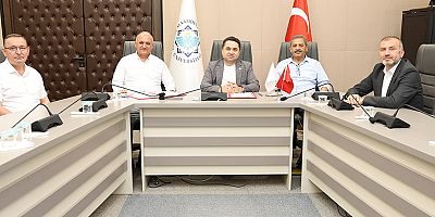 ALKÜ'de öğrenciler için iki önemli imza