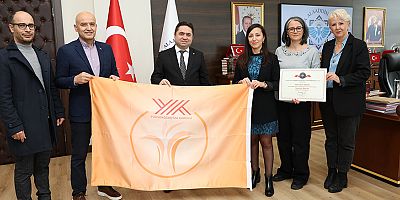 ALKÜ'de turuncu bayrak gururu