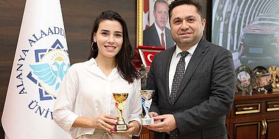 ALKÜ'lü buz pateni şampiyonundan Rektör Türkdoğan'a ziyaret