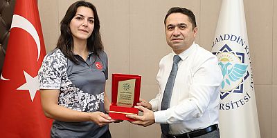 ALKÜ'lü şampiyon Esra Türkmen'e Rektör Türkdoğan'dan tebrik