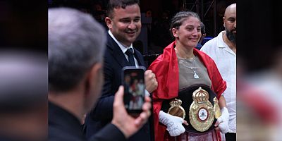 ALKÜ'lü Seren Ay, Dünya Şampiyonunu yendi, altın kemerin sahibi oldu