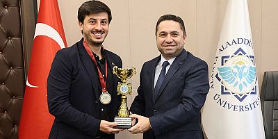 ALKÜ'nün şampiyonu kupasını aldı
