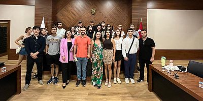 Alman ve Türk gençler Konyaaltı Meclisi'nde siyaseti konuştu