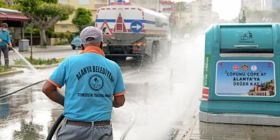 Ana caddeler yıkanarak dezenfekte ediliyor