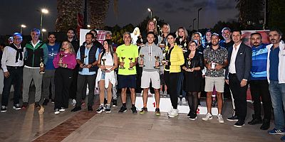 ANSİAD Cumhuriyet Tenis Turnuvası şampiyonları ödüllerini aldı