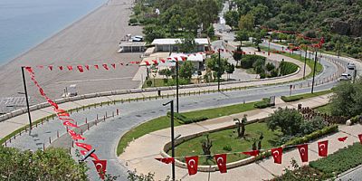 Antalya al bayraklarla süslendi