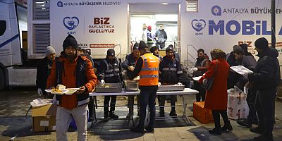 Antalya Büyükşehir Belediyesi 10 gündür depremzedelerin yanında