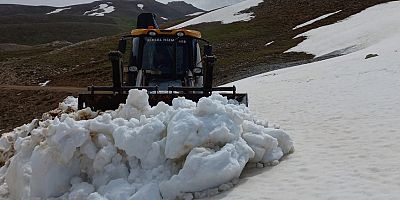 Antalya Büyükşehir Belediyesi Akseki’de kar temizleme çalışması gerçekleştirdi