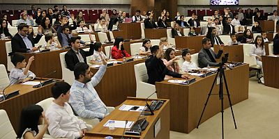 Antalya Büyükşehir Belediyesi Gençlik Meclisi’nde koltuklara çocuklar oturdu