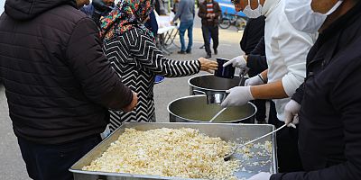 Antalya Büyükşehir Belediyesi Mobil Aşevi yemek ikramlarını sürdürüyor