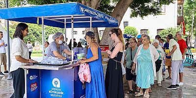 Antalya Büyükşehir Belediyesi’nin geleneksel aşure ikramları devam ediyor