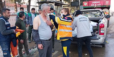 Antalya Büyükşehir Belediyesi sağlık ekipleri deprem bölgesinde tetanoz aşısı yapıyor