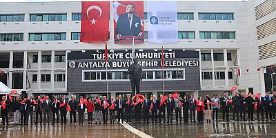 Antalya Büyükşehir’de Cumhuriyet coşkusu çelenkle taçlandı