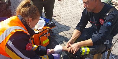Antalya Büyükşehir sağlık ekipleri depremzedelerin yaralarını sarıyor