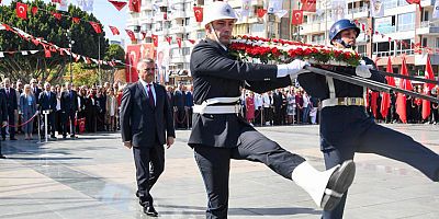 Antalya'da 29 Ekim coşkusu çelenk sunma töreniyle başladı