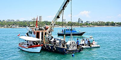 Antalya'da 35 yapay resif denizle buluştu