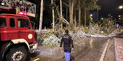 Antalya’da fırtına mesaisi