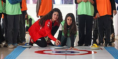 Antalya’da kız çocukları Floor Curling ile tanıştı