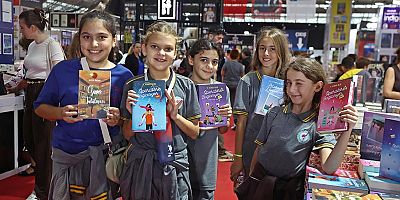 Antalya Kitap Fuarı’na öğrencilerden yoğun ilgi