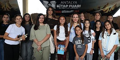 Antalya Kitap Fuarı üçüncü gününde ziyaretçi akınına uğradı