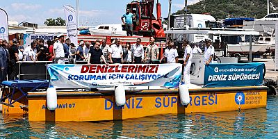 Antalya’nın ilk deniz süpürgesi Akdeniz’e indirildi