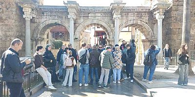 Antalya'nın tarihi Hadrian Kapısı turistlerin gözdesi olmaya devam ediyor