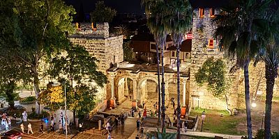 Antalya'nın tarihi kapısı aydınlatıldı