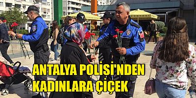 Antalya Polisi'nden kadınlara çiçek