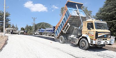Antalya’yı kırsaldan Kumluca’ya bağlayan yolda asfalt çalışması