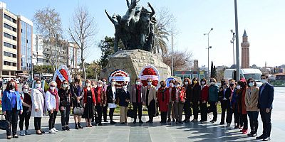 Antalyalı kadınlar 8 Mart’ı Cumhuriyet Meydanı’nda kutladı