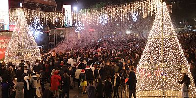 Antalyalılar 2023’ü Cumhuriyet Meydanı’nda karşıladı