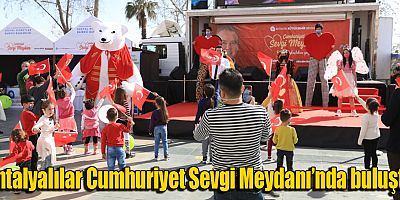 Antalyalılar Cumhuriyet Sevgi Meydanı’nda buluştu