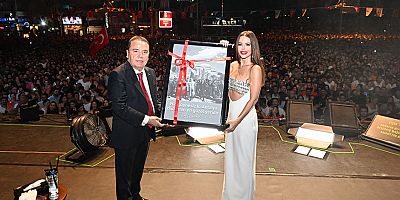 Antalyalılar Zafer Bayramı’nı DJ Mert Aydın ve Simge ile kutladı 