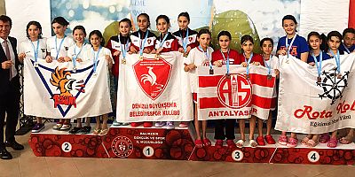 Antalyaspor'un Minik Kulaçları İlk Ulusal Yarışta Kürsüye Uzandı 