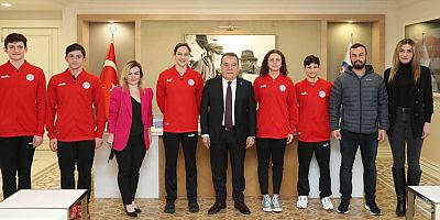 Antalyaspor Yüzme Takımı’ndan Başkan Böcek’e ziyaret