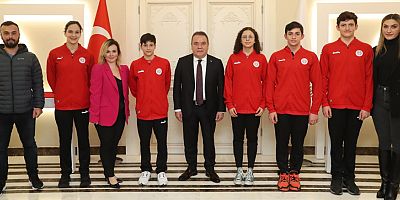 Antalyaspor Yüzme Takımı’ndan Başkan Böcek’e Ziyaret 