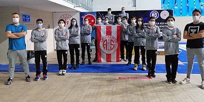 Antalyaspor yüzücüleri rekora doymuyor