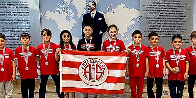 Antalyasporlu Minik Kulaçlar 23 Nisan’da Coştu