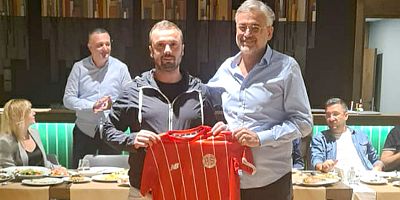 Antalyasporlu Yüzme Takımı sporcuları yöneticilerle buluştu