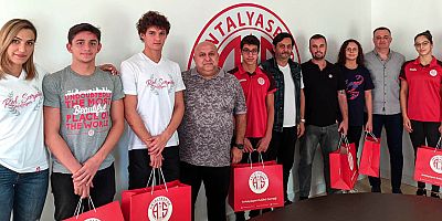 Antalyasporlu yüzücüler ödüllendirildi