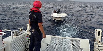 Arıza yapan tekneye Sahil Güvenlik ulaştı