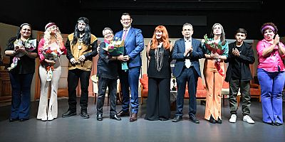 “Asla Geç Değil” tiyatro oyunu büyük alkış topladı